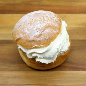 Traditionell semla med vispad grädde och mandelfyllning