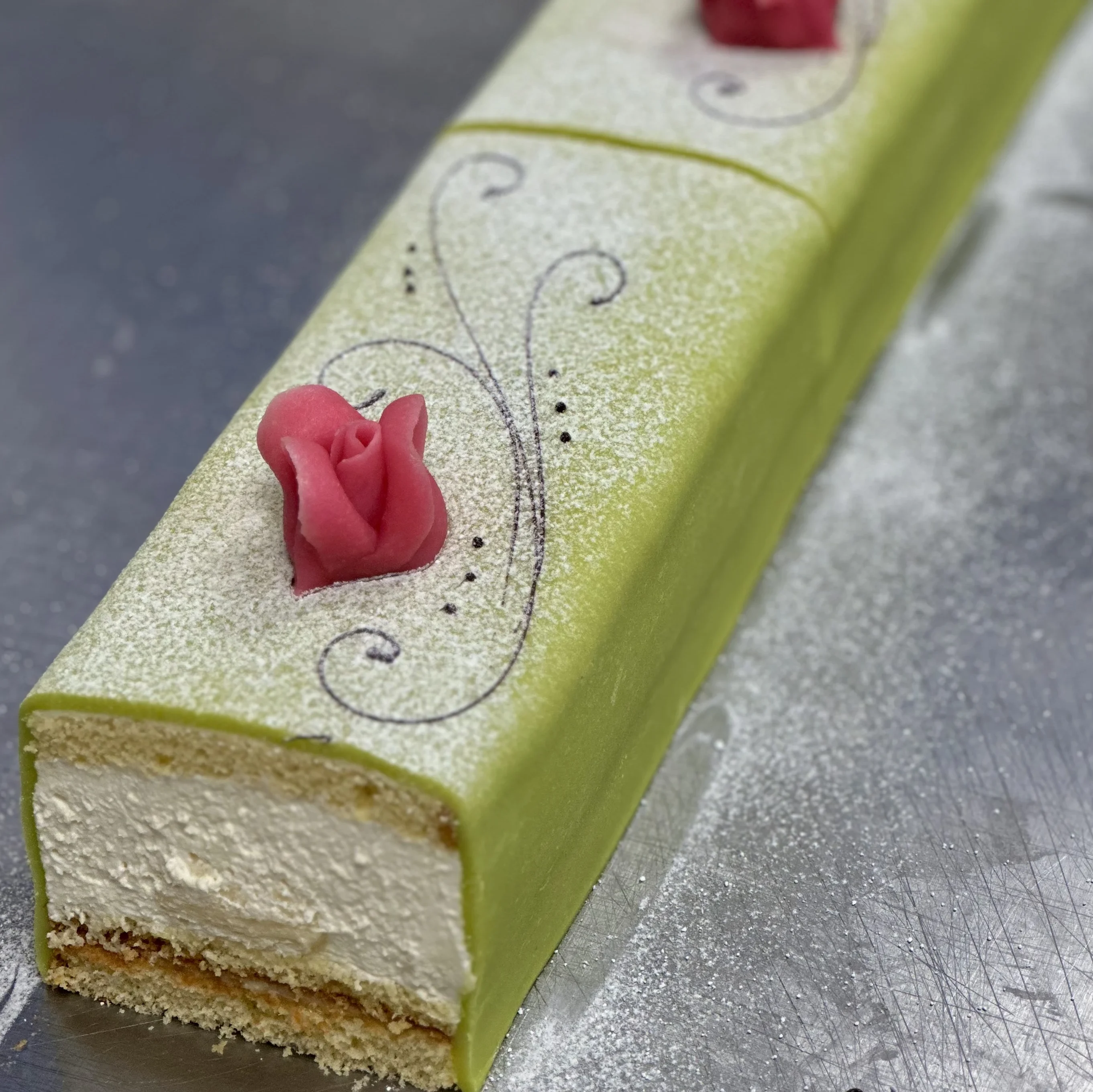 Klassisk grön prinsess, med sockerkaka, vaniljkräm, grädde och såklart grön marsipan