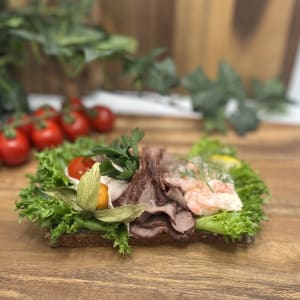 Flygfyren landgång med det goda från det vi tillverkar själva. Vår egna rostbiff, rökt skinka, potatissallad, ägg, brie och handskalade räkor.