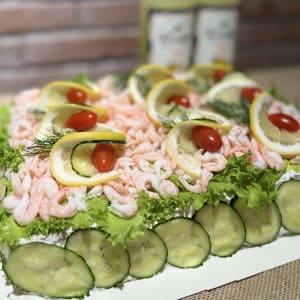 Smörgåstårta med handskalade räkor
