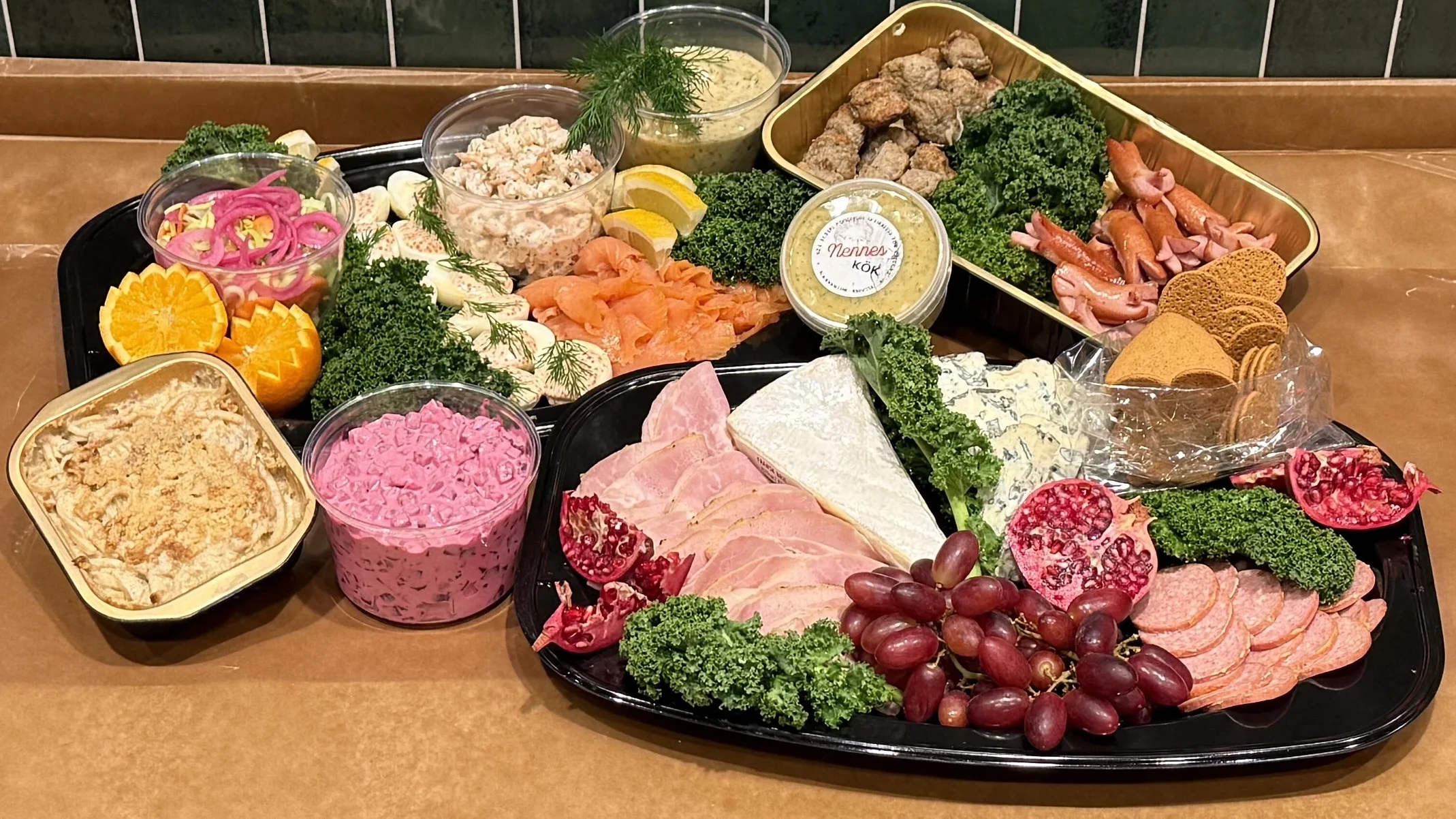 Julcatering med köttbullar, prinskorv, ägg, julskinka, granatäpple, rödbetssallad