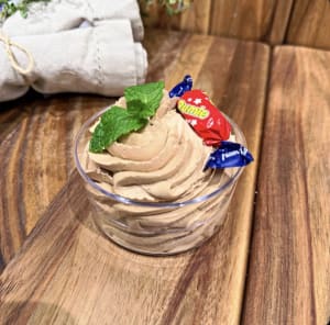 Dumlefluff toppad med dumle och citronmeliss