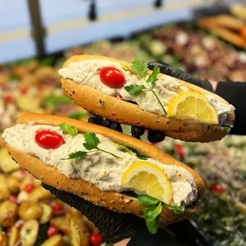 En ljus baguette med skagenröra