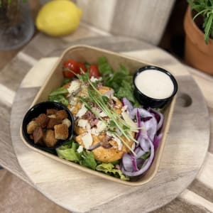 Caesarkycklingsallad med krutonger och caesardressing.