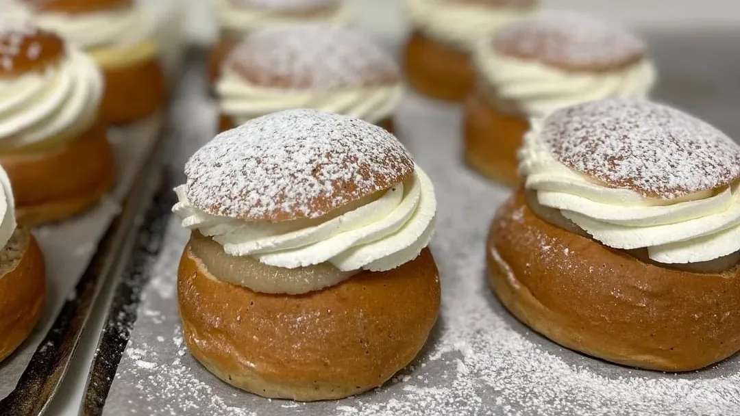 Kardemummabulle, len mendelfyllning och fluffig grädde, mums!