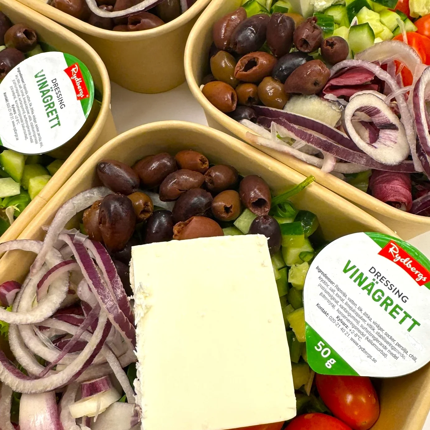 En klassisk grekisk sallad med salladsost, oliver, salladsbas,rödlök och vinägrett