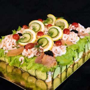 Lax & räksmörgåstårta med vår egengjorda räksallad och handskalade räkor.