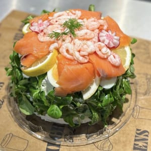 Smörgåstårta med räk och lax ovanpå