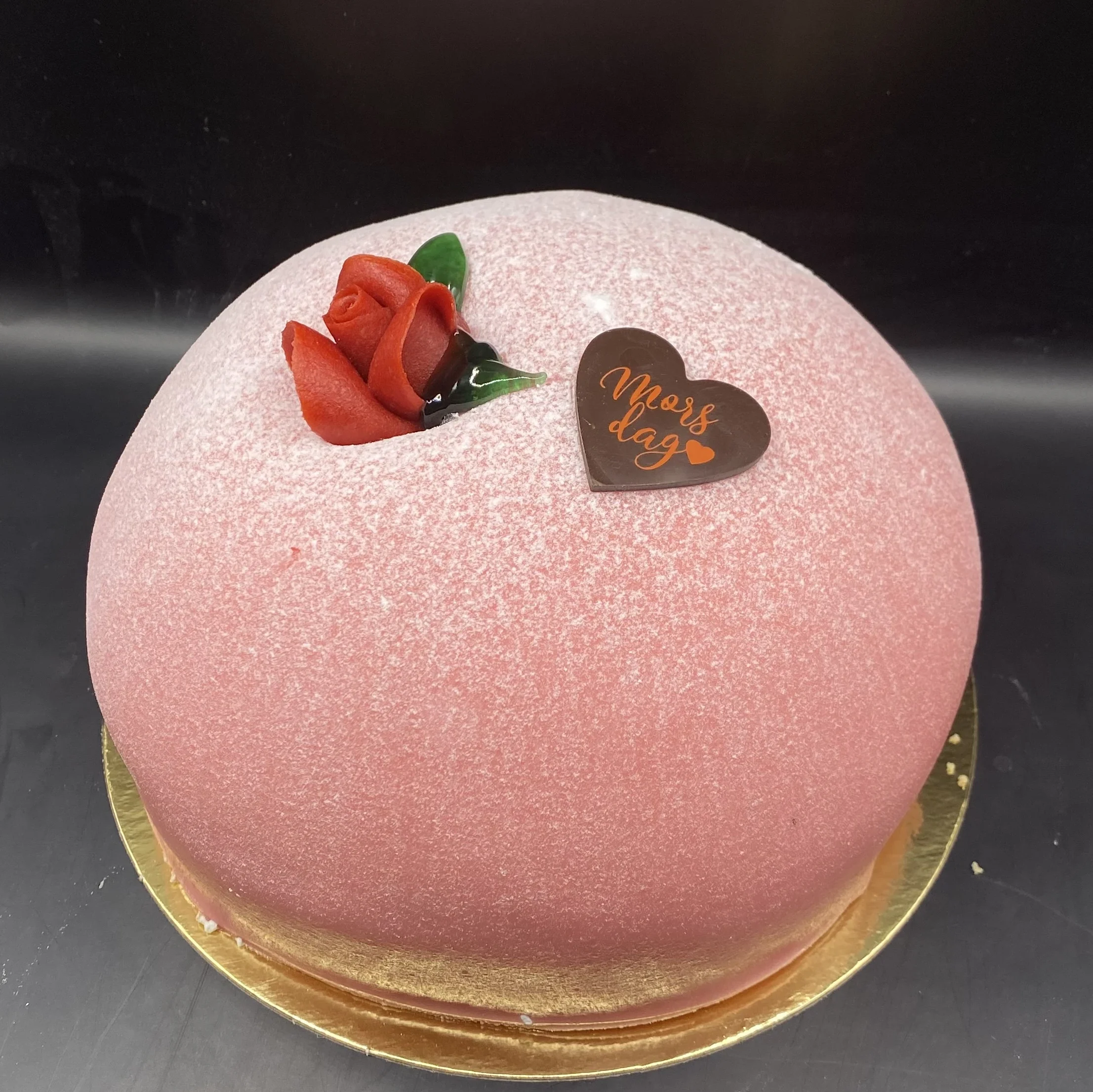 Rosa prinsesstårta med röd ros
