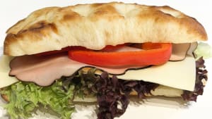 Smörgås av schiacciatabröd med ost & skinka.