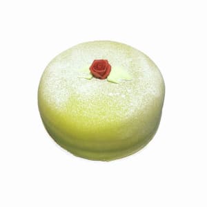 Prinsesstårta med ros. Sockerkaksbotten, hallonsylt, vaniljkräm, grädde, marsipan.