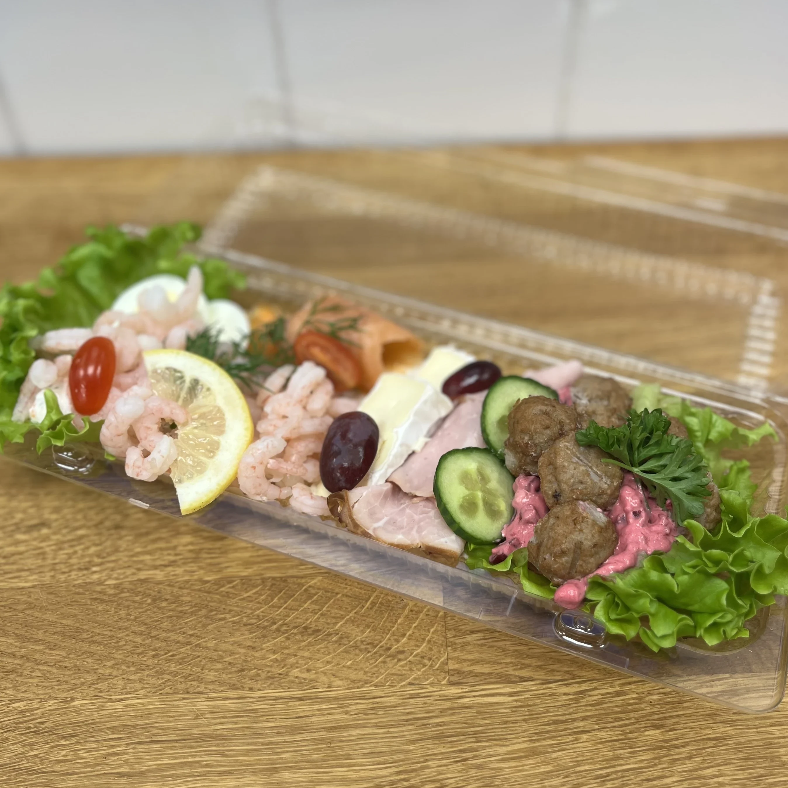 Landgång fylld med massa godsaker som köttbullar skinka räkor
