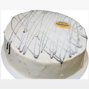 Morotskaka med kryddor och cream cheese- fyllning i lager. Toppad med chokladnät.
