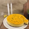 Passioncheesecake med krispig botten och härlig cream cheese fyllning toppad av underbar syrlig tropisk passionsfrukt. Utan gluten. Utan laktos.