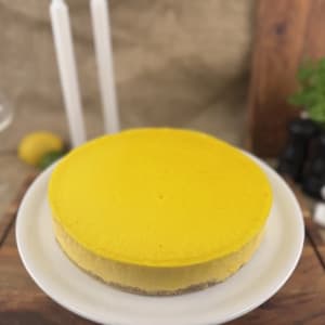 Lemon cheesecake är en perfekt balans mellan krämighet och citrusfriskhet – en dessert som både känns lyxig och uppfriskande samtidigt