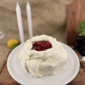 Klassisk gräddtårta gjord med laktosfri grädde. sockerkaksbotten varvad med hallonsylt, vaniljkräm och fluffig vispgrädde. Toppad med söta syrliga bär och geléspegel.