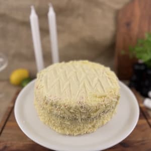 En saftig röd chokladtårta med fluffig cream cheese frosting både mellan bottnarna och på tårtan.