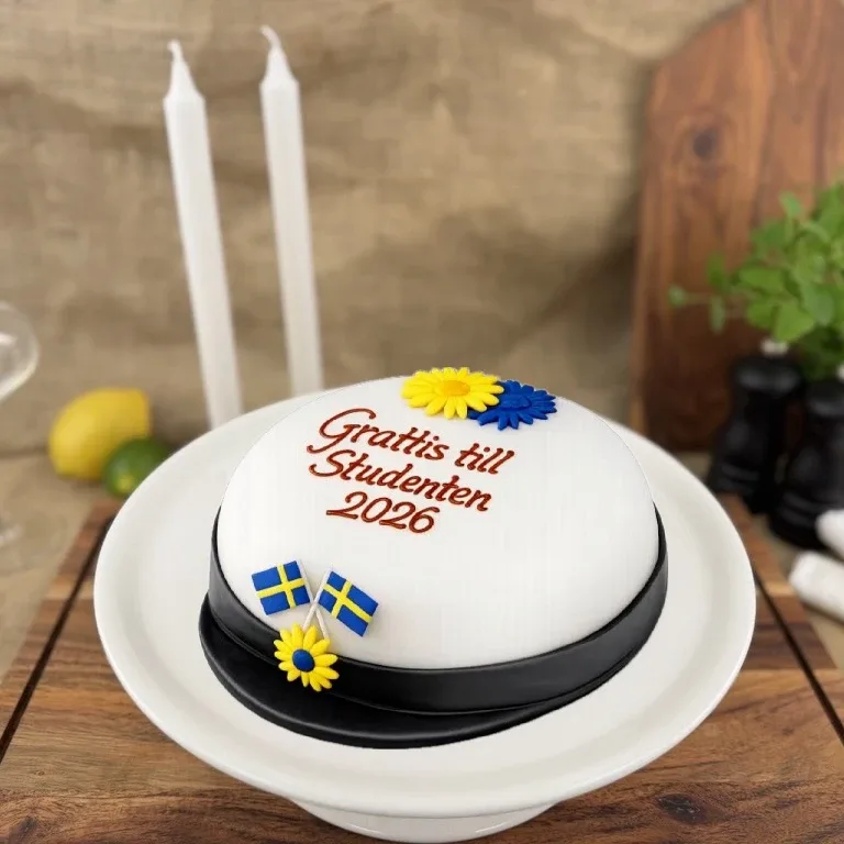 Fira studenten med en smarrig prinsesstårta i form av en studentmössa. Kalasfint dekorerad med blommor och hyllning.