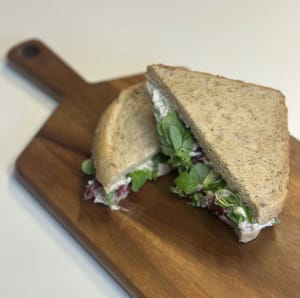Tonfisksandwich med tonfiskröra och sallad