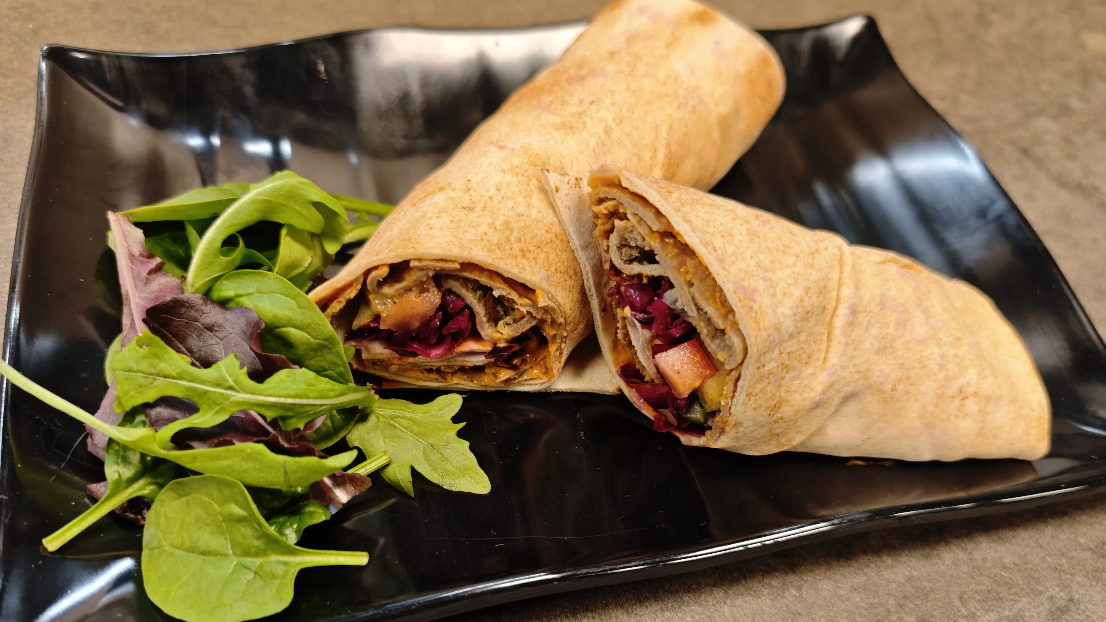 Vår klassiska kebabwrap gjord i butiksköket