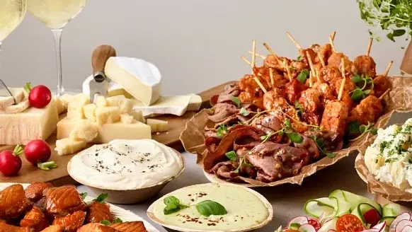 Buffe med olika sorters mat, bilden visar ett serveringsförslag