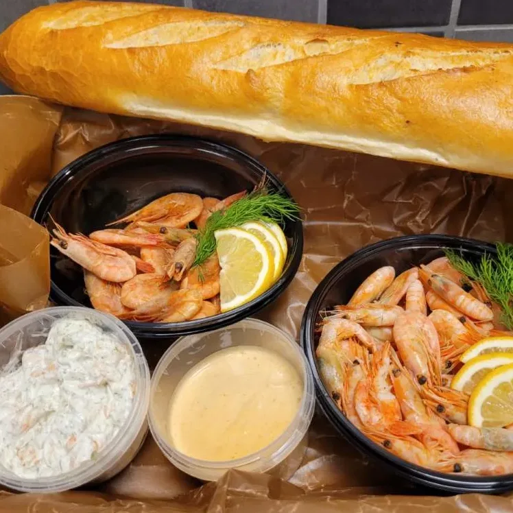 Räkfrossa, rökta och kokta räkor med skagenröra, baguette och aioli. Räcker för två.