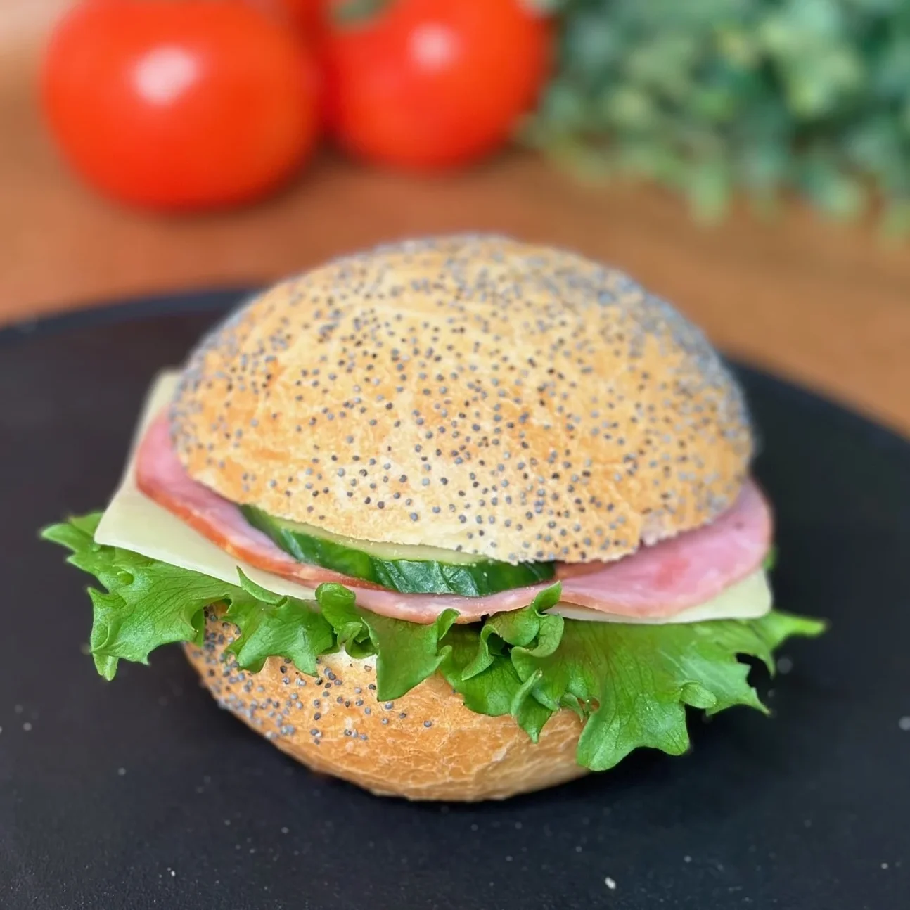 Fralla med ost skinka gurka sallad