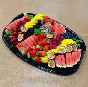 fruktfat med melon, jordgubbar, blåbär och annat