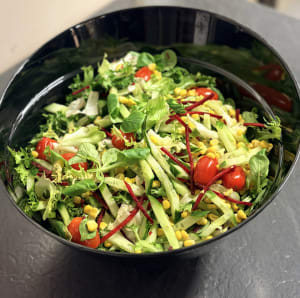 Grönsallad med gurka, tomat, majs, sallad