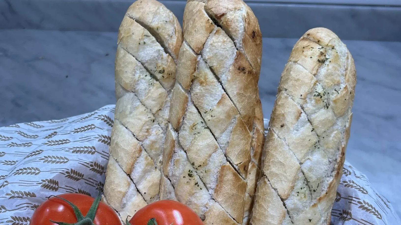 Nygräddad vitlöksbaguette direkt från ugnen