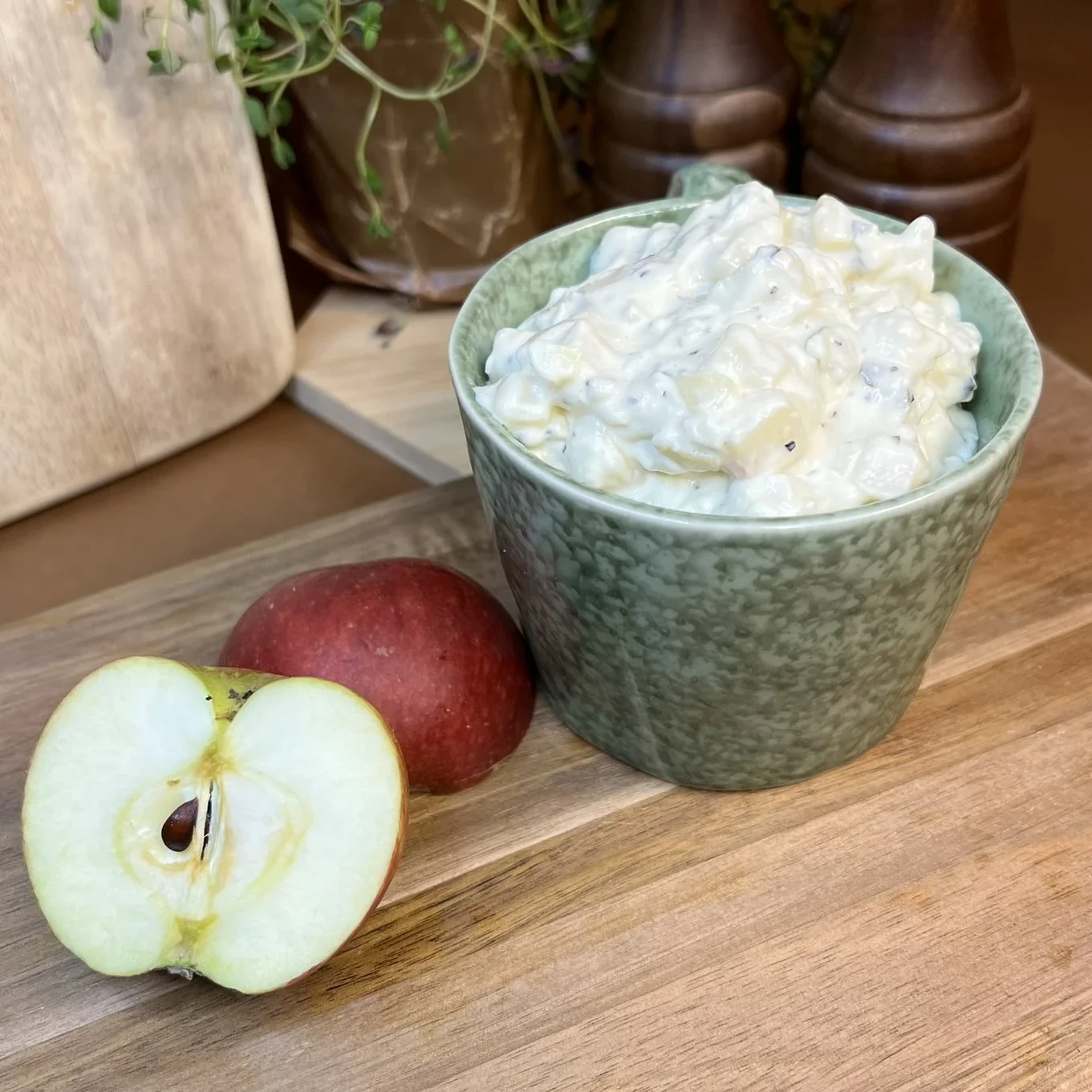 Vår egna krämiga potatissallad smaksatt med äpple och grillgurka. Denna potatissalladen är mjölkfri.