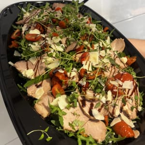 Fläskfilé Tagliata med parmesan, semitorkade tomater, ruccola och timjan