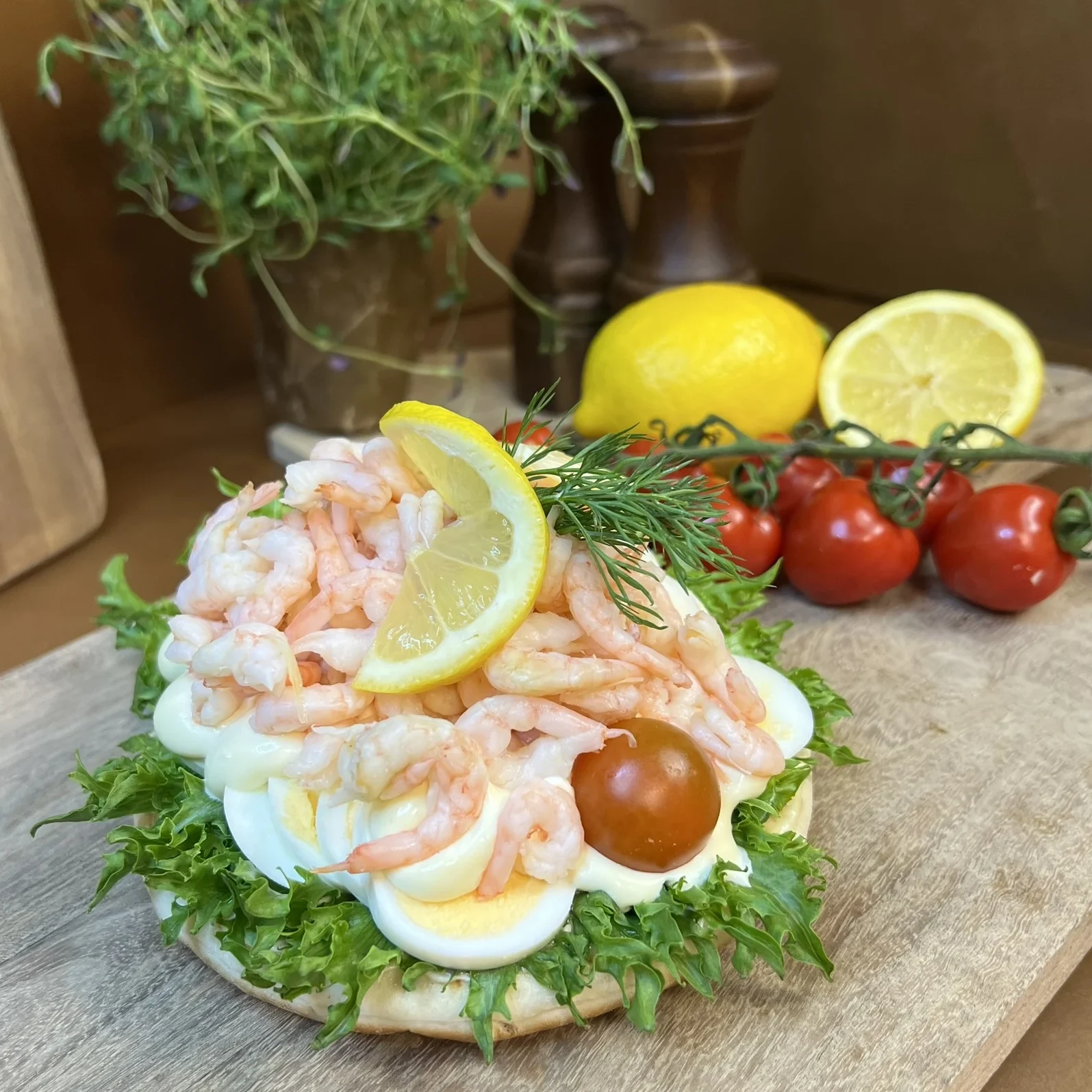 Matig räksmörgås med ägg och majonnäs.
