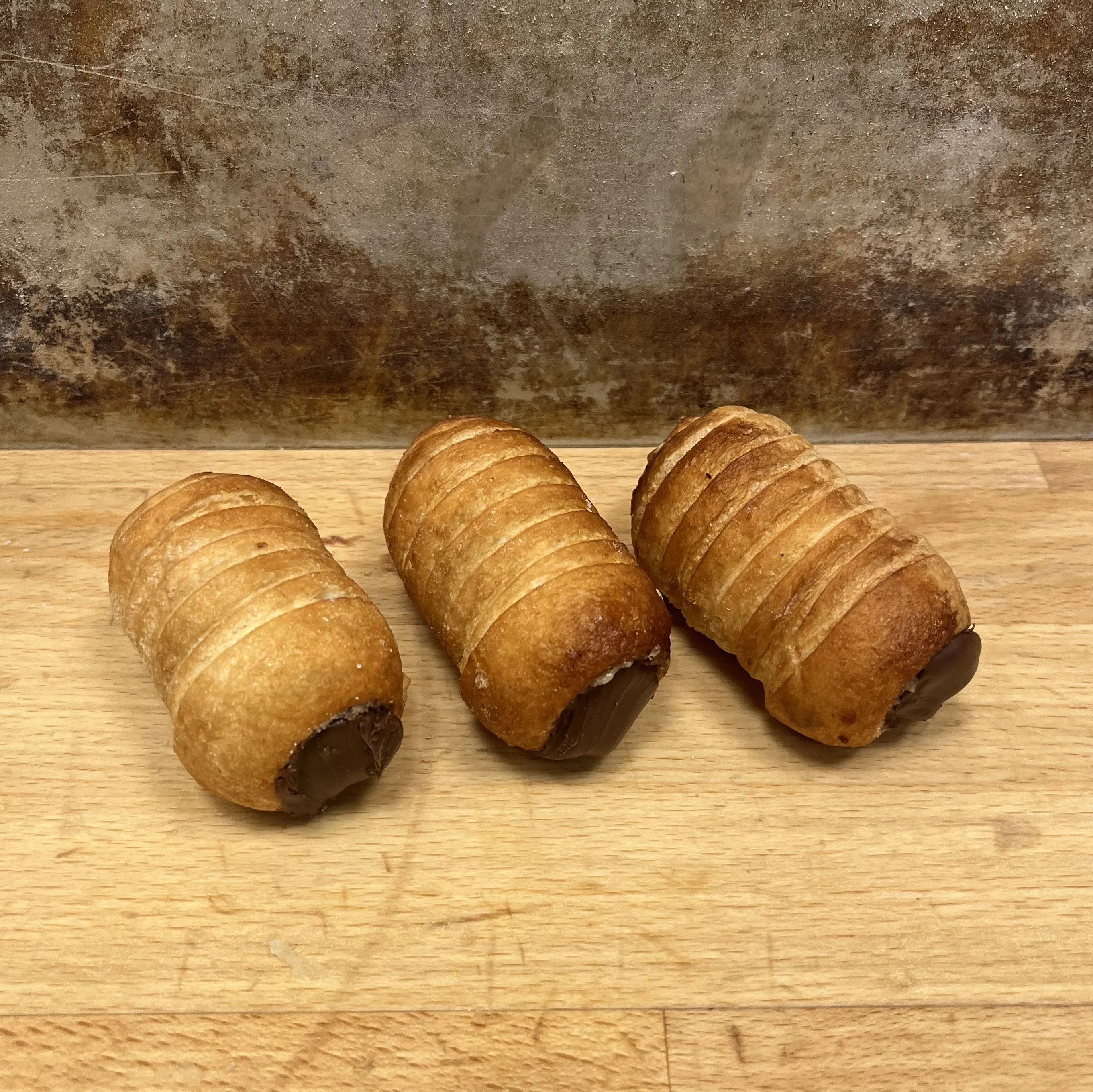En klassisk siciliansk cannoli, med en krämig hasselnötsfyllning och ett krispigt skal.