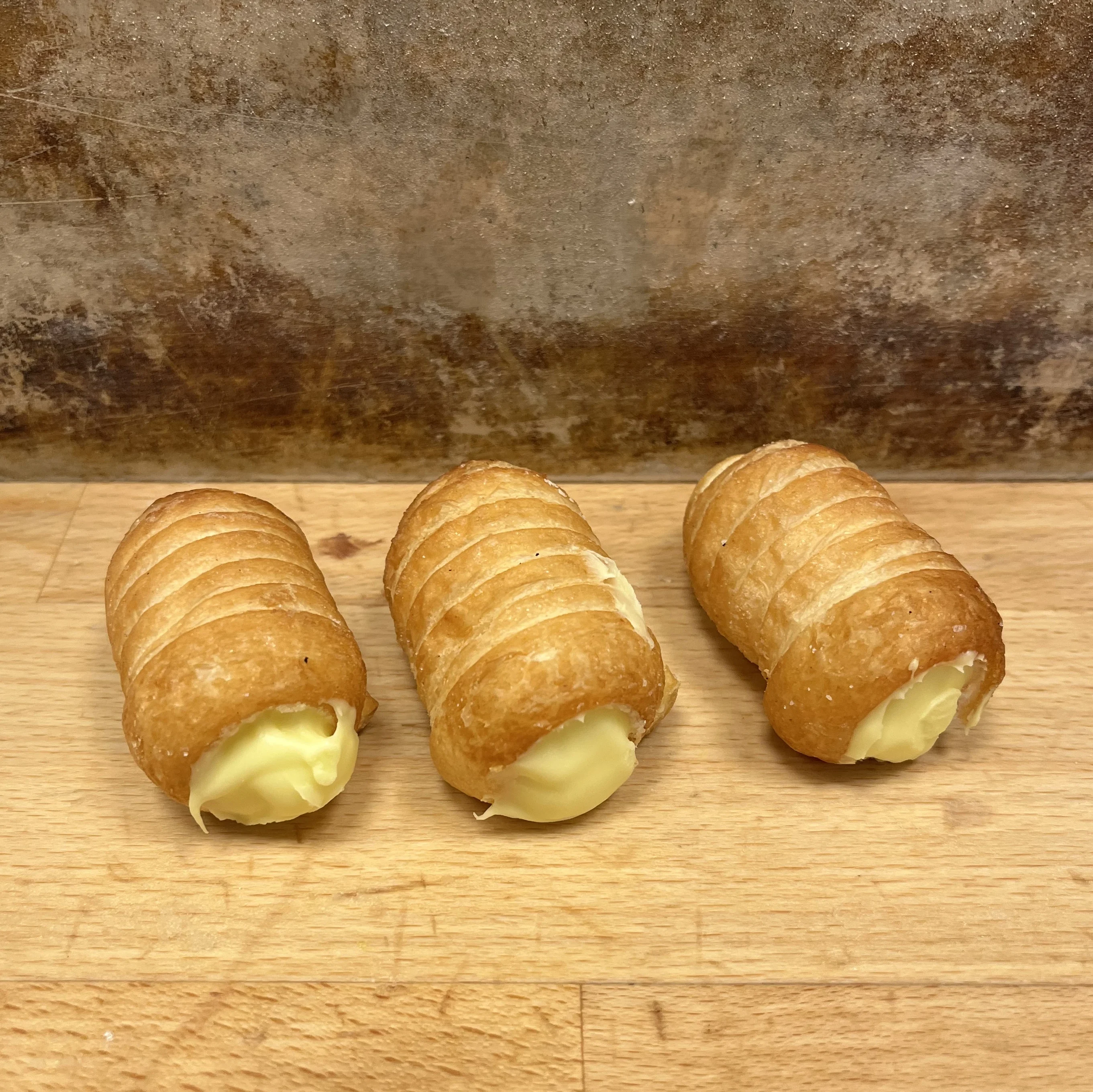En klassisk siciliansk cannoli, med en krämig citronfyllning och ett krispigt skal.