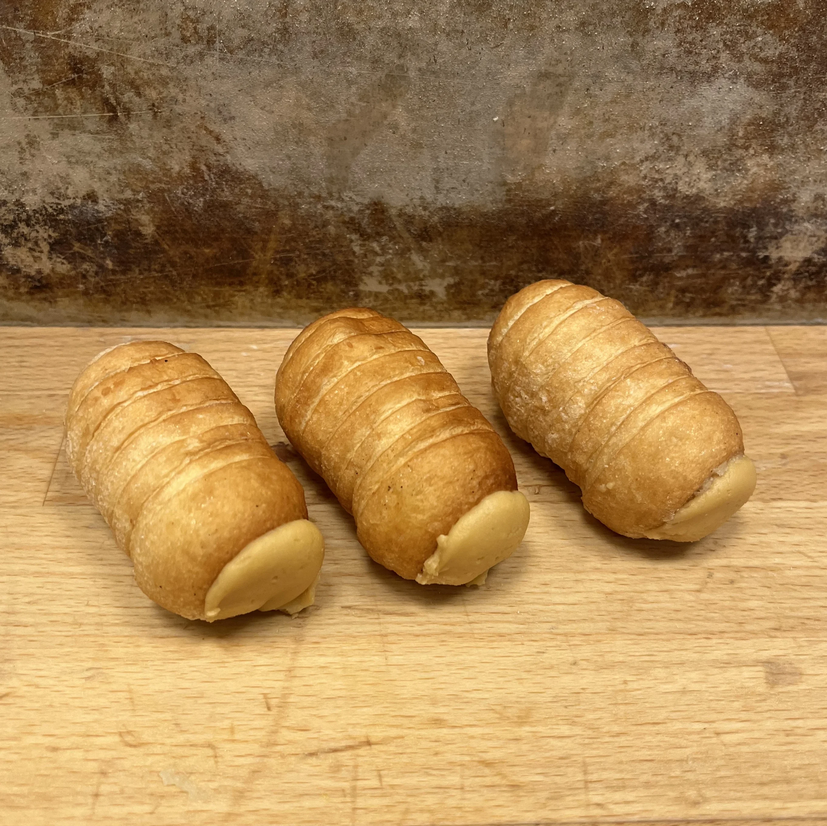 En klassisk siciliansk cannoli, med en krämig salt karamellfyllning och ett krispigt skal.