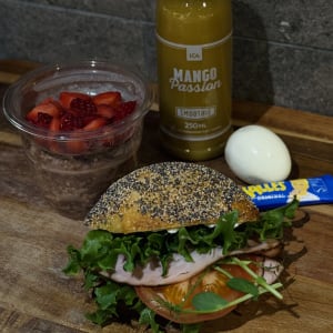 Frukostpåse lyx med fralla, smoothie, overnightoats, ägg, kaviar. Catering Varberg, varberg catering