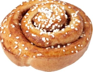 Kanelbulle, saftig och god toppad med pärlsocker.