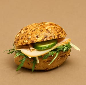 Ostfralla bakad i vårt eget bageri, kalkon, ost, ruccola