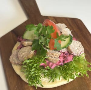 Köttbullemacka med rödbetssallad på tekaka