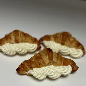 Crossiant med mandelmassa och grädde