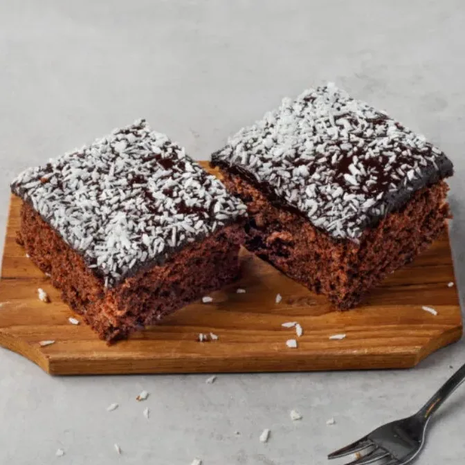 Mjuk och saftig kondisbit täckt med chokladglasyr och dekorerad med kokosflingor.