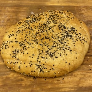 Ljust saftigt bröd toppat med sesamfrö