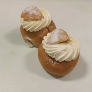 Semla med vaniljkräm tillverkad av våra maxi bagare.