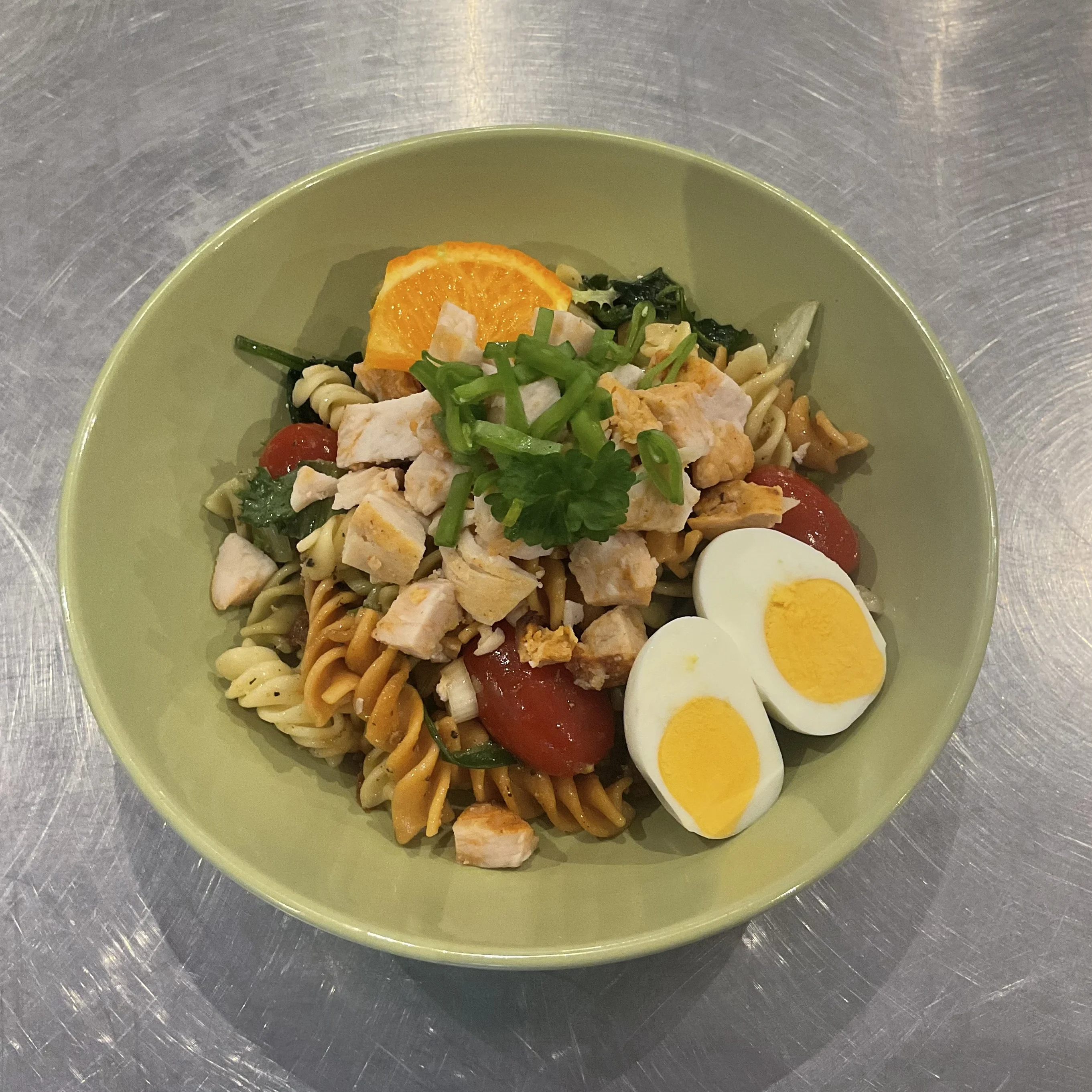 Kycklingsallad med pasta och dressing