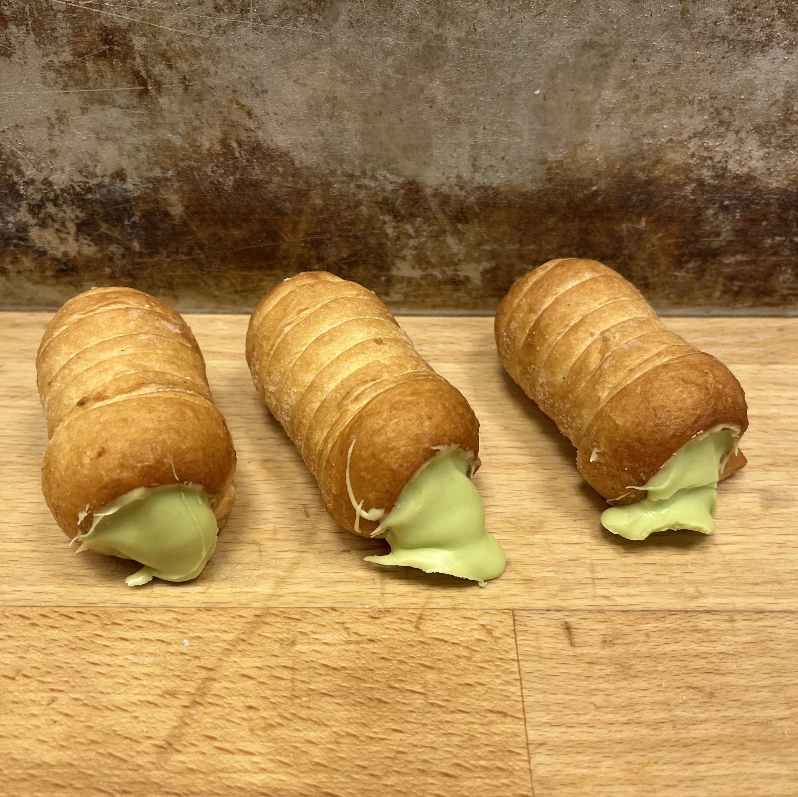 En klassisk siciliansk cannoli, med en krämig pistagefyllning och ett krispigt skal.