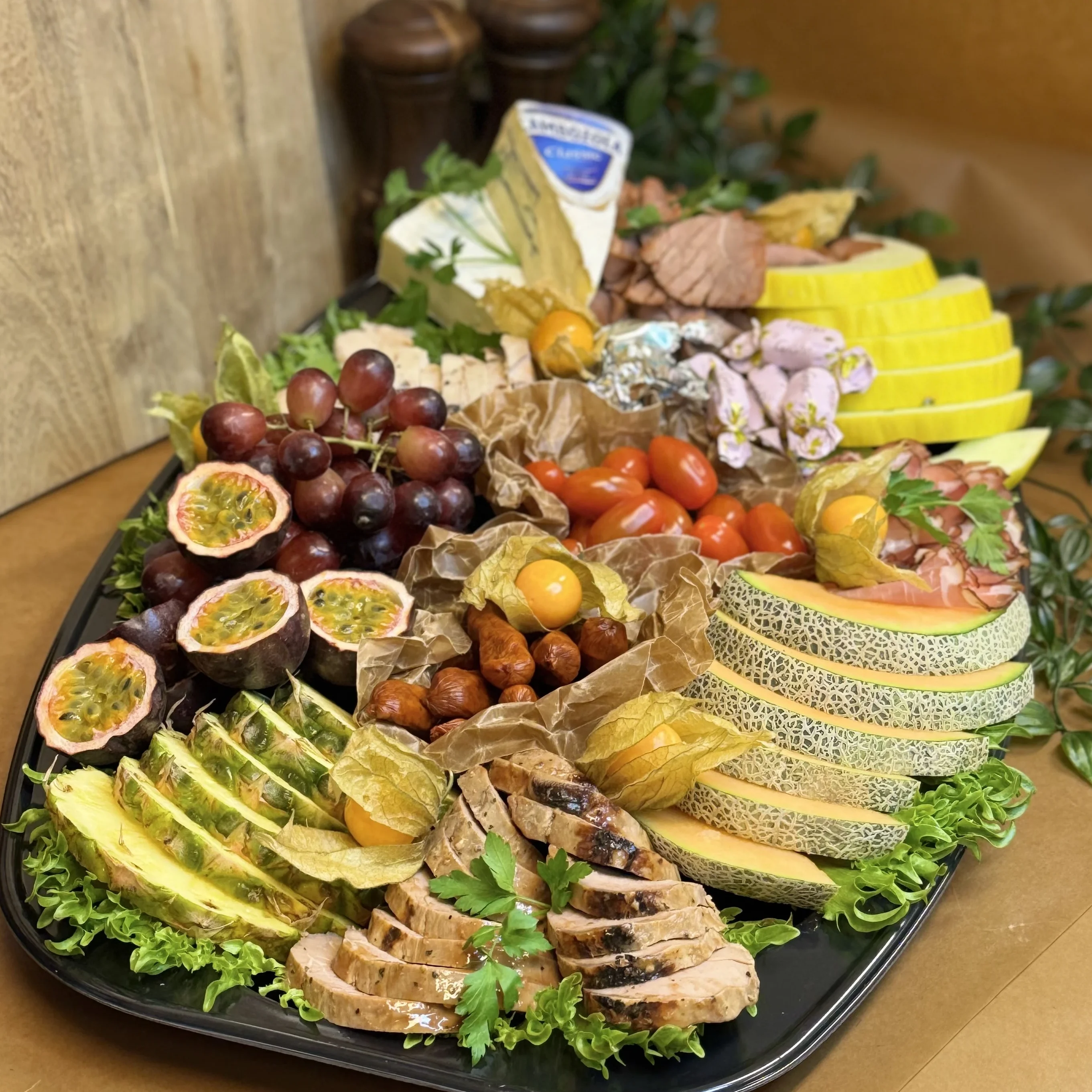 Gourmetplanka är våran storsäljare! Rostbiff, kycklingfilé, fläskfilé och lufttorkad skinka blandad med goda frukter. Till detta medföljer även brieost, cambozola och choklad som avslutning.