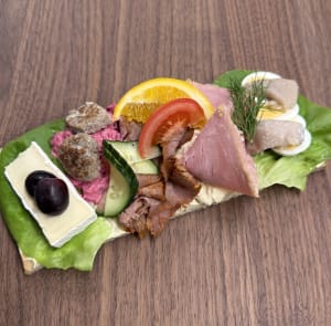 Jullandgång - Det bästa på en smörgås. Brieost, köttbullar, rödbetssallad, rostbiff, julskinka, fruktsallad, ägg, sill, apelsin, vindruva och tomat.