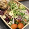 Kycklingsallad med knaperstekt bacon och parmesan