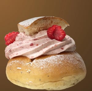 En semla med hallongrädde och färska hallon